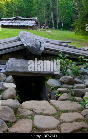 Rekonstruktion der traditionellen indianischen Logen Yurok-Indianer im Sumeg Village, Patricks Point State Park, Kalifornien Stockfoto