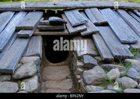 Rekonstruktion der traditionellen indianischen Logen Yurok-Indianer im Sumeg Village, Patricks Point State Park, Kalifornien Stockfoto