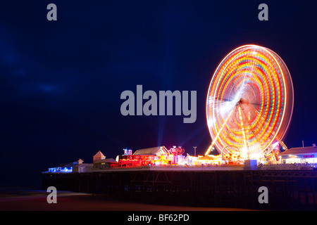 England, Lancashire, Blackpool. Blackpool Central Pier in der Nacht, als Bestandteil der Blackpool Ablichtungen beleuchtet. Stockfoto