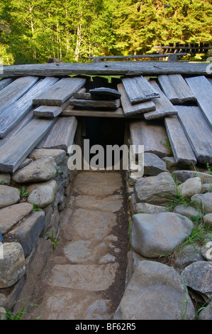 Rekonstruktion der traditionellen indianischen Logen Yurok-Indianer im Sumeg Village, Patricks Point State Park, Kalifornien Stockfoto