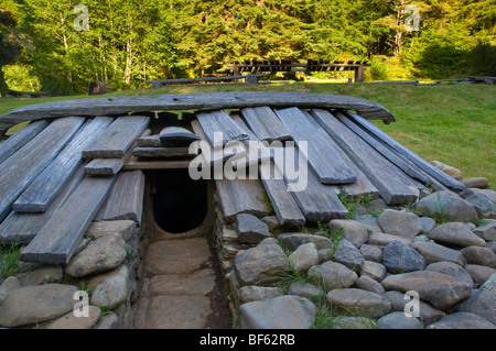 Rekonstruktion der traditionellen indianischen Logen Yurok-Indianer im Sumeg Village, Patricks Point State Park, Kalifornien Stockfoto