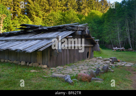 Rekonstruktion der traditionellen indianischen Logen Yurok-Indianer im Sumeg Village, Patricks Point State Park, Kalifornien Stockfoto