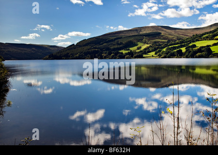Perfekte Spiegelung an Wanderungen Reservoir, Brecon Beacons in Wales am schönen sonnigen Tag Stockfoto