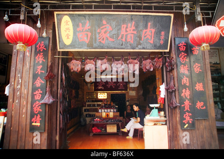 Miao Essen Shop Verkauf erhalten Schinken, die antike Stadt Fenghuang, Hunan-Provinz, China Stockfoto