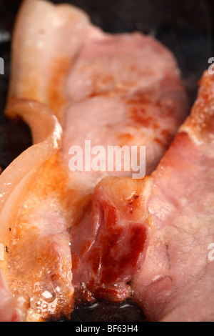 RAW zurück Speck aus organischen britische Saddleback Schweine aufgezogen in Irland in einer Pfanne Kochen Stockfoto