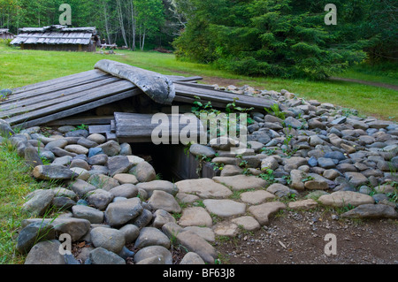 Rekonstruktion der traditionellen indianischen Logen Yurok-Indianer im Sumeg Village, Patricks Point State Park, Kalifornien Stockfoto