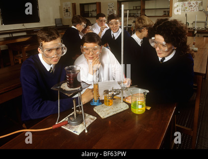 Bildung, experimentieren Schülerinnen und Schüler führen in einem Chemielabor Stockfoto