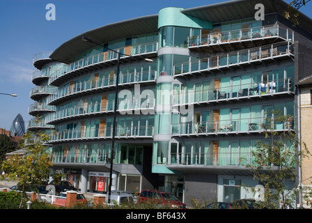Neubau Wohnung und Einzelhandel auf Wapping High Street London E1 UK Stockfoto