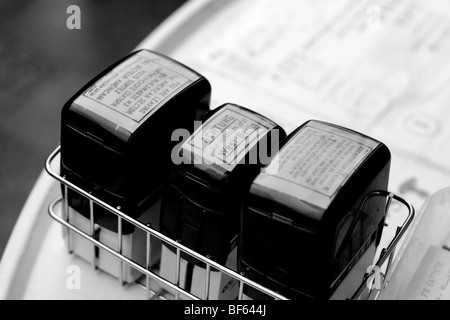 Gefälschte visa Stempel an der ehemaligen Grenze Patrouille des Checkpoint Charlie, Berlin, Deutschland, Europa Stockfoto