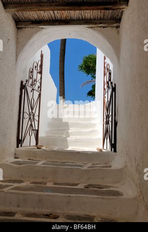 Eine feine Torbogen Ansicht der Gremniotissas-Gasse in der Altstadt Hora "The Village". Dieser Torbogen führt in die Panagia Gremiotissa Stockfoto