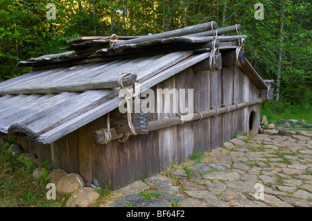 Rekonstruktion der traditionellen indianischen Logen Yurok-Indianer im Sumeg Village, Patricks Point State Park, Kalifornien Stockfoto