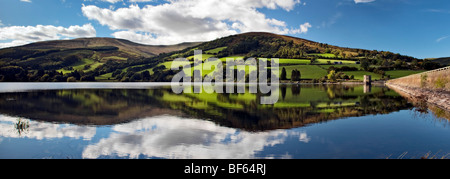 Panorama perfekte Reflexion an Wanderungen Reservoir, Brecon Beacons in Wales am schönen sonnigen Tag Stockfoto