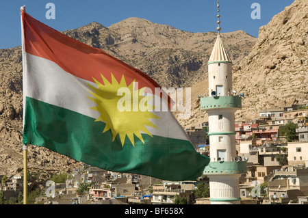 Kurdische Flagge über Berg Dorf Irakisch-Kurdistan Stockfoto