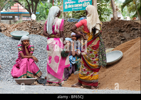 Indische Frauen auf den Straßen in Puttaparthi, Andhra Pradesh, Indien Stockfoto