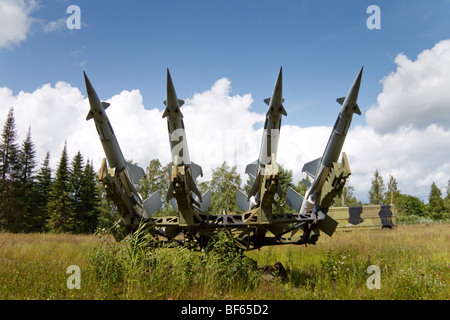 V-600 Raketen der sowjetischen Isayev S-125 Neva/Pechora-Boden-Luft-Raketen-System auf die vierfache Trägerrakete montiert Stockfoto
