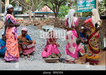 Indische Frauen auf den Straßen in Puttaparthi, Andhra Pradesh, Indien Stockfoto