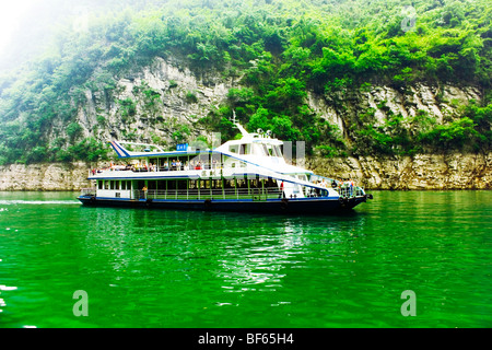 Schiff am Jangtse-Fluss, der landschaftlich reizvollen Gegend des drei-Schluchten, Chongqing, China Stockfoto