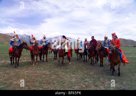 Reiter im mongolischen Tracht während Naadam-fest, Nalati Grasland, Xinjing, China Stockfoto