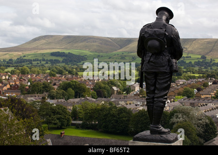 Kriegerdenkmal in die Gärten von Schloss Clitheroe in Lancashire mit Pendle Hill in der Ferne Stockfoto