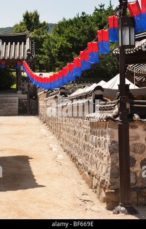 Traditionelle festliche farbige Papierlaternen in Namsangol Hanok Dorf. Stockfoto