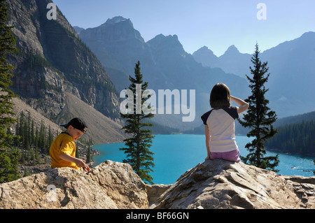 Zwei Kinder (im Alter von 7 & 10) genießen Moraine Lake - Tourismus in Banff Nationalpark in den kanadischen Rocky Mountains Stockfoto