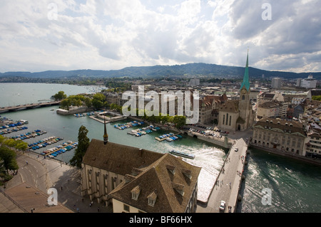 Ausblick vom Grossmuenster über den Fluss Limmat und Zürichsee, Zürich, Schweiz Stockfoto