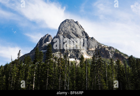 Nach oben auf die Nordwand der Liberty Bell Mountain in den Nord-Kaskaden in der Nähe von Washington Pass, Washington am Highway 20, USA. Stockfoto