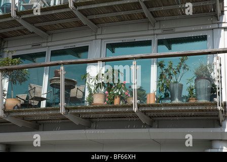 Pflanzen auf dem Balkon eines modernen Wohnblocks auf Wapping High Street London E1 UK Stockfoto