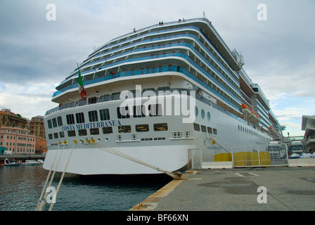 Die Costa Mediterranea Kreuzfahrtschiff festgemacht in Savona Stockfoto