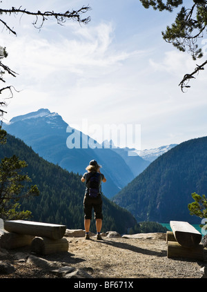 Eine Frau steht eine Aufnahme an eine Thunder Knopf übersehen über Diablo Lake in den Nord-Kaskaden, Washington, USA Stockfoto