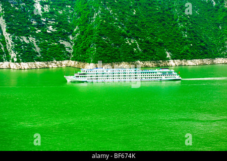 Schiff am Jangtse-Fluss, der landschaftlich reizvollen Gegend des drei-Schluchten, Chongqing, China Stockfoto