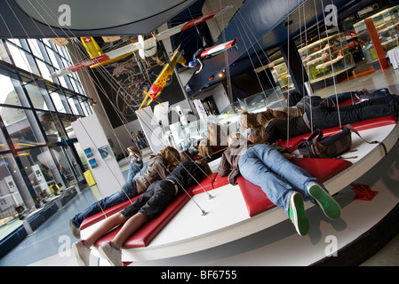 Verkehrsmuseum, Mitfahrer, Flugzeuge, Teenager, Luzern, Schweiz Stockfoto