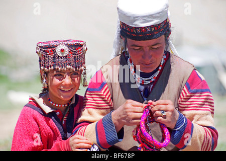 Tadschikistan-Mädchen in traditioneller Tracht mit ihrer Oma, Artux, Xinjiang Uyghur autonome Region, China Stockfoto