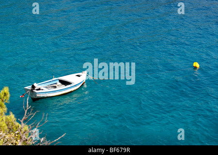 Alte hölzerne Angelboot/Fischerboot vor Anker am Mittelmeer Stockfoto