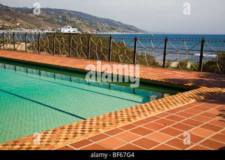 Pool am Adamson Haus - historische Malibu home Über dekorative Fliesen als charakteristisch für Spanish Colonial Revival Architektur ist. Malibu, Kalifornien, Vereinigte Staaten von Amerika Stockfoto