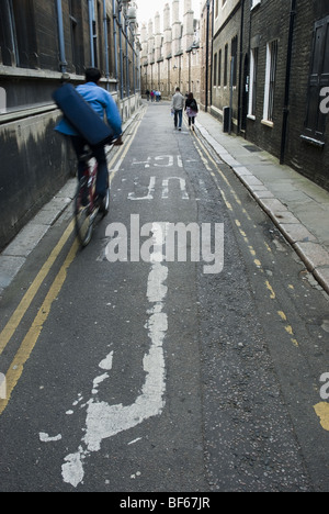 Ein Radfahrer fährt auf einer schmalen Seitenstraße in Cambridge, UK Stockfoto