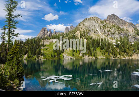 Blue Lake mit schmelzendem Eis schwimmt auf der Oberfläche unter dem Süden frühen Winter Spire und Liberty Bell Peak im Hintergrund. Stockfoto