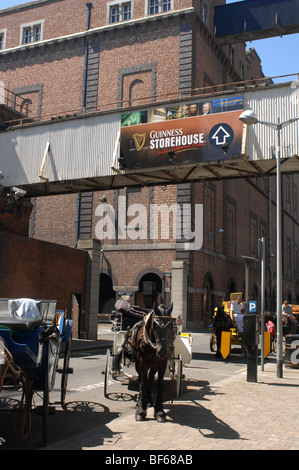 Pferd und Wagen außerhalb des Guinness Storehouse, Gravity Bar, Dublin, Irland Stockfoto