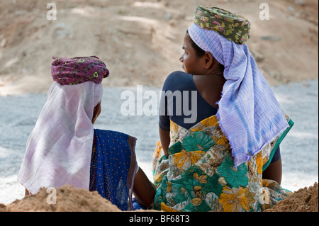 Indische Frauen auf den Straßen in Puttaparthi, Indien arbeiten. Stockfoto