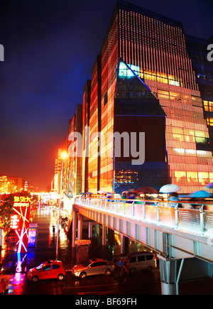 Joy City bei Nacht, Xidan, Peking, China Stockfoto