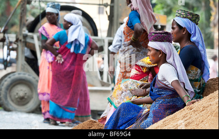 Indische Frauen auf den Straßen in Puttaparthi, Andhra Pradesh, Indien Stockfoto