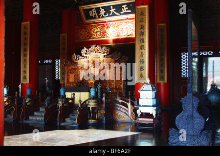 Kaiserlichen Thron im Palast der Himmlischen Reinheit, Verbotene Stadt, Peking, China Stockfoto