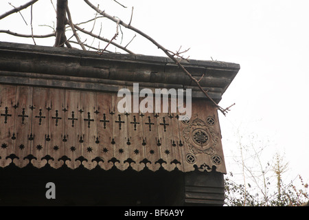 Alte hölzerne Platte geschnitzt mit traditionellen chinesischen Mustern von einer Hutong Hofhaus, Peking, China Stockfoto