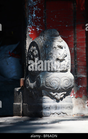 Stein gehauen Mendun bewacht das Tor ein Hutong Hofhaus, Peking, China Stockfoto