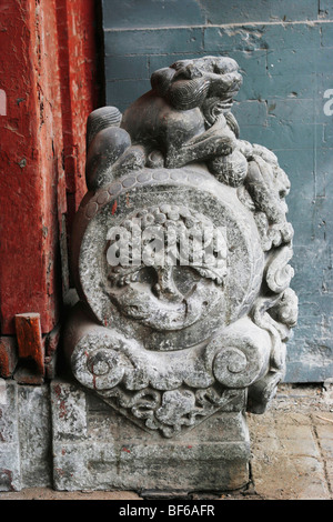 Stein gehauen Mendun bewacht das Tor ein Hutong Hofhaus, Peking, China Stockfoto