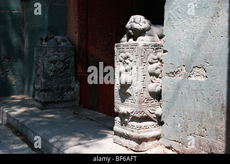 Ein paar aus Stein geschnitzt Mendun bewacht das Tor ein Hutong Hofhaus, Peking, China Stockfoto