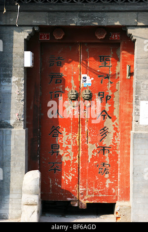 Geschnitzte Couplet auf das Tor der Hutong Hofhaus, Peking, China Stockfoto