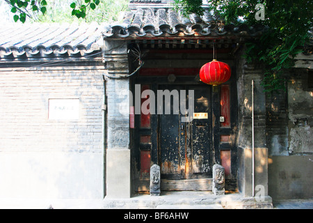 Eine typische Ruyi Tor formale Hutong Wohnort des Künstlers Qi Baishi, Peking, China Stockfoto