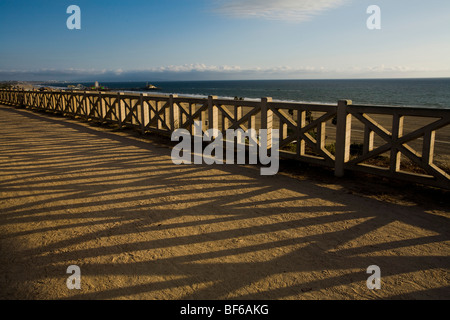 Palisades Park, Geländer und Schatten, Santa Monica, California, Vereinigte Staaten von Amerika Stockfoto