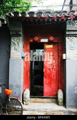 Eine typische Ruyi Tor der Hutong Hofhaus, Peking, China Stockfoto